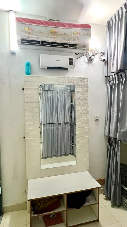 AC, mirror and dressing corner